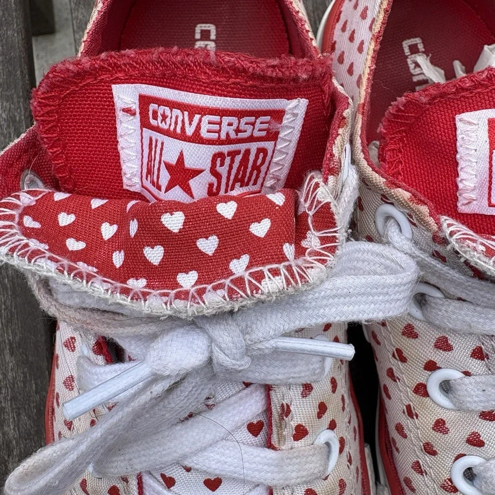 Converse Chuck Taylor All Star Juniors Size 2 *FLAWED* White Red Heart Low Shoes